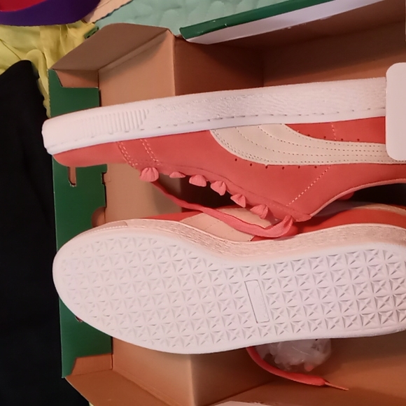 COPY - Lady size 10 Puma Sneakers - Picture 2 of 3